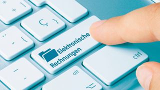 Beim E-Rechnungsgipfel in Berlin dreht sich alles um das Thema elektronische Rechnung (momius - stock.adobe.com)