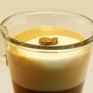 Auch wenn es unglaublich klingt: Hier handelt es sich um eine echte Fotografie, bei der nicht getrickst wurde. Der Schaumstoff aus 20 Karat Gold ist leichter als Milchschaum.