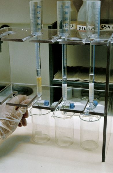 Abb.2: Testreihen der Sedimentproben: Flusssäure, Salpeter- und Salzsäure lösen die Silikate auf. In den Glassäulen werden die Radionuklide Thorium und Uran chromatographisch getrennt. (Archiv: Vogel Business Media)