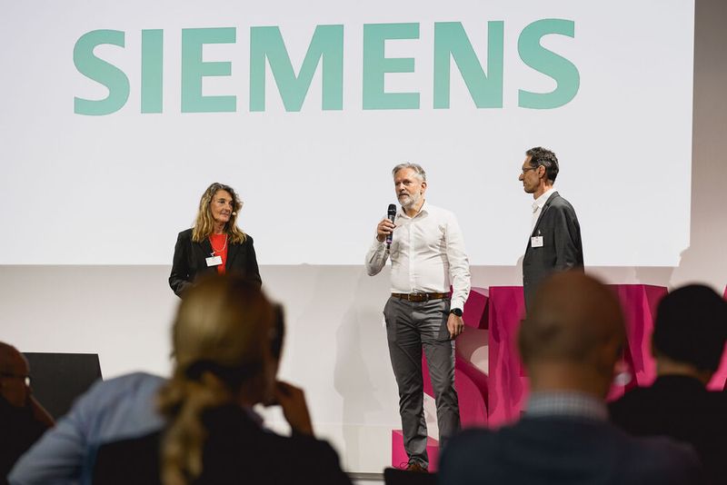 Siemens AG zeigt die neuesten Entwicklungen der Prozessindustrie zusammen mit einem Partner in der Ausstellung. (Bild: Stefan Bausewein)