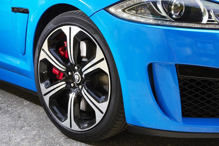 In nur 4,8 Sekunden beschleunigt das Hochleistungsaggregat den Sportkombi aus dem Stand auf 100 km/h. (Foto: Jaguar)