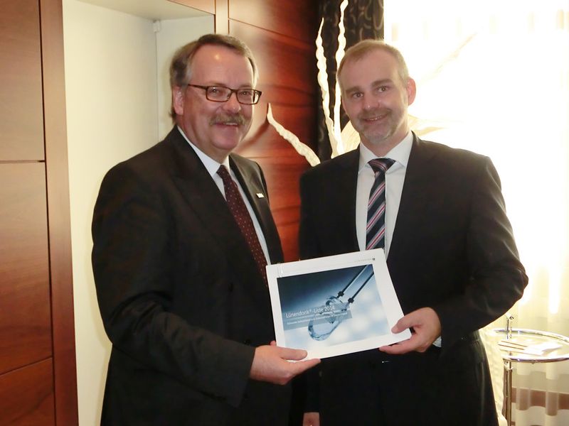 Zum ersten Mal in der Liste: (v.l.) Dr. Clemens Mittelviefhaus, Geschäftsleiter Infraserv Knapsack freut sich mit Jörg Hossenfelder, geschäftsführender Gesellschafter Lünendonk, über die gute Platzierung. (Bild: Infraserv Knapsack)