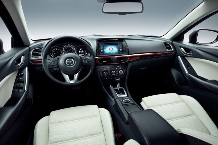 Auch im Innenraum hat sich seit 2012 einiges getan. (Bild: Mazda)