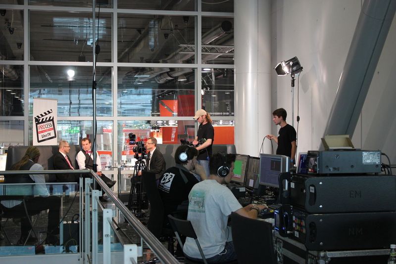 Ein Blick hinter die Kulissen von ACHEMA LiveTV. PROCESS berichtete an drei Tagen jeweils 60 Minuten über Schwerpunktthemen wie Engineering im Anlagenbau, Bio-Ökonomie und Messtechnik live aus dem Herzen der Messe. (Bild: PROCESS)