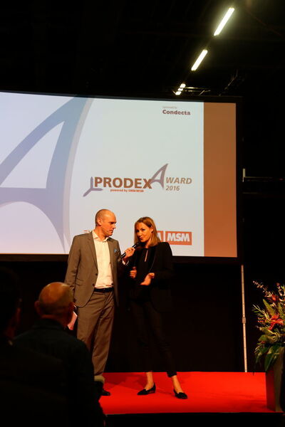 Felix Merz, modérateur et Iris Sorgalla, directrice de Prodex. (JR Gonthier)