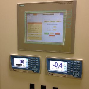 Bild 1: Modweigh-Farbdisplays unterhalb des PLC-Displays in der Schaltschranktür
