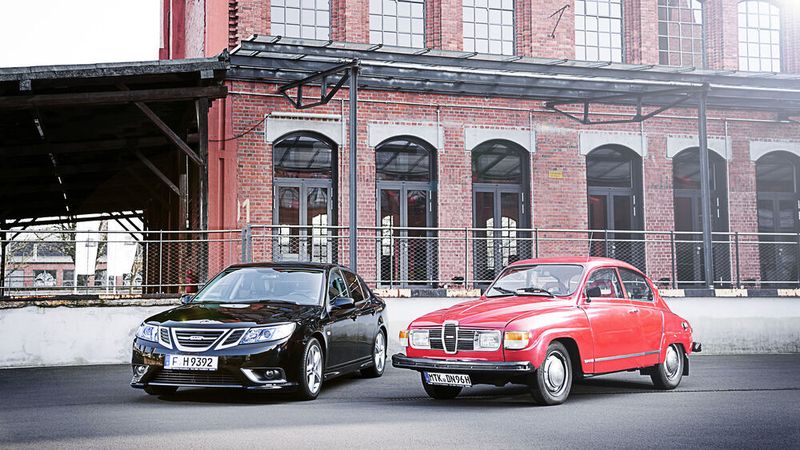 Klassik trifft Moderne: Links die letzte Version des Saab 9-3 Aero, rechts ein originaler Saab 99, der prinzipiell noch auf dem Original-Entwurf des 93 basiert aber seit 1967 mit einem Ford-V4-Motor mit 1,5 Liter Hubraum und 65 PS ausgerüstet war. Auch die voluminösen Stoßfänger kamen erst im Rahmen der US-Sicherheitsverschärfungen ab 1973 zur Serienausrüstung hinzu. (Bild: Ratzmann-Automobile)