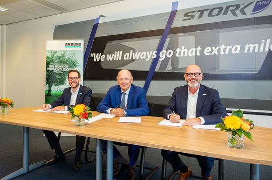 Stork IMM aus Hengelo gehört bald zu Arburg! Von links, bei der Unterzeichung des Kaufvertrages: Steffen Kroner, CFO von Arburg, Phlip Stibbe, Gesellschafter von Stork IMM und Gründer von Stibbe Participaties, sowie der Arburg-CTO Guido Frohnhaus.(Bild:  Arburg)