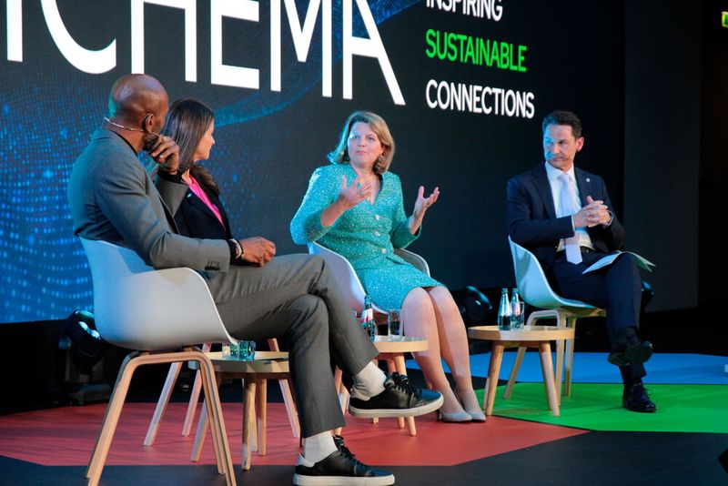 In der Diskussionsrunde, moderiert von (v.l.) Chris Brow, tauschen sich Julia Schlenz (Präsidentin Dow Deutschland, Österreich und Schweiz), Fritzi Köhler-Geib (Chefvolkswirtin der KfW Bankengruppe) und Marcus Miertz (Vorstandsmitglied bei Samson) über Herausforderungen der Branche und mögliche Lösungswege aus. (Bild: Ernhofer / PROCESS)