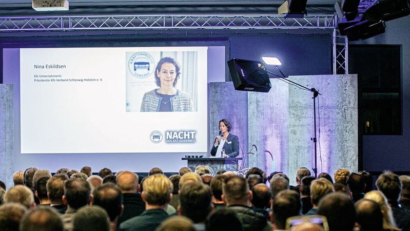 Das Kfz-Gewerbe Schleswig-Holstein hatte in Neumünster zum Austausch zusammengefunden. Begrüßt wurden die Teilnehmer der zweiten Nacht des Kfz-Gewerbes von Präsidentin  Nina Eskildsen.(Bild:  Eva Biederbeck/LV SH)