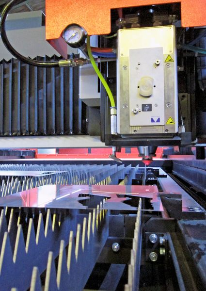 Bild 2: Die innovative fliegende Optik positioniert den Laserstrahl der XO-Maschine an einem beliebigen Ort innerhalb eines Arbeitsbereichs von 1,5 m × 3 m mit einer Genauigkeit von ±0,01 mm. (Bild: Favor Laser)
