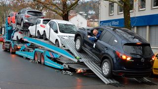 Die Zulassungszahlen sind im Januar wieder gestiegen. Der absolute Wert ist noch niedrig, aber vor allem bei den Privatkunden kommen wieder Autos an. (Bild: Grimm/»kfz-betrieb«)