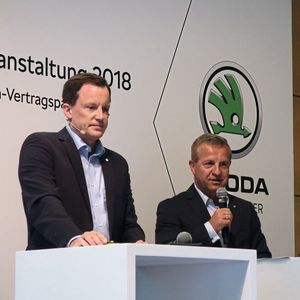Patrick Kaiser, Geschäftsführer des Skoda-Partnerverbands (li.) und Verbandspräsident Thomas Peckruhn erläueterten die Grundzüge der Verhandlungen und der Ergebnisse.(Bild:  Grimm / »kfz-betrieb«)