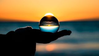 Josef Schmidt kommt zu dem Entschluss, dass der Weg zu Glück und Erfolg nur im Einklang mit anderen Menschen möglich ist, die ebenso glücklich und erfolgreich sein wollen wie man selbst. (gemeinfrei)