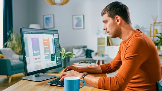 Während Corona ein gewohntes Bild: der Arbeitsplatz in den eigenen vier Wänden. Bundesarbeitsminister Heil will nun einen Rechtsanspruch auf Homeoffice verankern.(Bild:  ©Gorodenkoff Productions OU - stock.adobe.com)