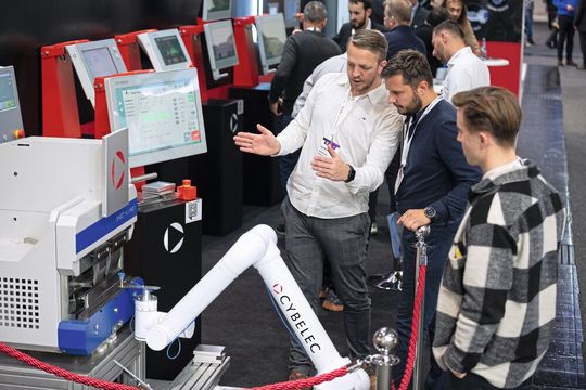 Besucher der Messe haben die Möglichkeit, sich bei den verschiedensten Ausstellern über ihre Lösungen zu erkundigen.(Bild:  RX Global/Mirja John Fotografie)