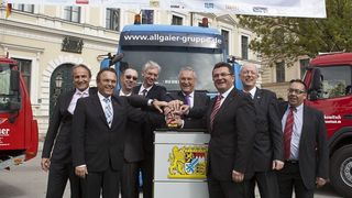 Drückten den Startknopf für X-Trans.eu (v.l.): Karl-Heinz Steibich (Software AG), Dr. Hans-Peter Friedrich (Bundesinnenminister), Dirk Stocksmeier (Init AG), Dr. Michael Strugl (Landesrat Oberösterreich), Joachim Herrmann (Bayerischer Innenminister), Franz Josef Pschierer (Bayerischer Finanzstaatssekretär), Peter Driessen (Hauptgeschäftsführer BIHK), Prof. Dr. Helmut Krcmar (TU München). (Bild: Software)