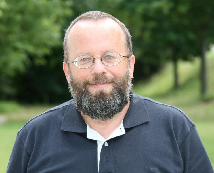 Prozessanalytik bietet dem Anwender viele Ansatzpunkte in seiner Anlage, um die Ergebnisse von Prozessanalysatoren in direkten messbaren Nutzen umzusetzen. Ein Beispiel ist die Analyse der komplex zusammengesetzten Eingangsprodukte eines Steamcrackers. Hier wird meistens ein High-End-Prozessgaschromatograph eingesetzt, der bis zu 200 Komponenten misst und gruppiert an das Leitsystem überträgt. Dadurch kann das Leitsystem den Prozess automatisch mit dem Rechenmodell regeln, das optimal zu dem jeweiligen Einsatzprodukt passt. (Bild: Siemens)