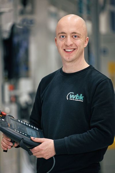 Sebastian Henschel (l.), technischer Leiter für AgiloBat am wbk, steuert den Prozess im Mini-Environment von außen. (Bild: Kuka)