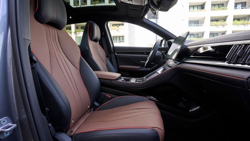 Das Kunstleder auf den Sitzen fühlt sich qualitativ gut an. Auch der Rest des Cockpits kann sich sehen lassen. (Bild: BYD)