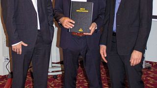 Die Übergabe der neuen ASi-5-Spezifikation (v.l.): Thomas Sebastiany (Pepperl+Fuchs), Rolf Becker (AS-International) und Bernhard Wiedemann (Bihl+Wiedemann).  (AS-International)