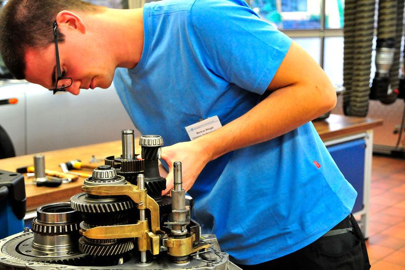 Markus Weigel aus Nordrhein-Westfalen ergründet, warum das Getriebe beim Schalten vom 1. in den 2. Gang knarzende Geräusche von sich gibt. (Schmidt)