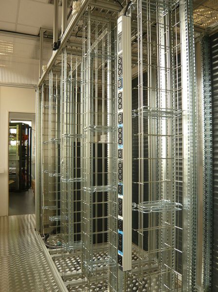 Beim Aufbau: Racks mit ihrem Kabelführungssystem. Oben werden drei Top-Cooler montiert. (Foto: Conect)