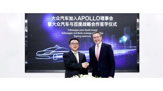 Besiegeln die Zusammenarbeit von Baidu und VW: Ya-Qin Zhang, President von Baidu, und Sven Patuschka, Vorstand Technische Entwicklung der Volkswagen (China) Investment Co. (Volkswagen)