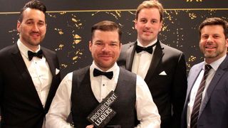 Die Scoutbee-Gründer (v. l.) Dr. Christian Heinrich, Gregor Stühler, Fabian Heinrich und Lee Galbraith bei der Verleihung des World-Procurement-Awards in London.  (Scoutbee)