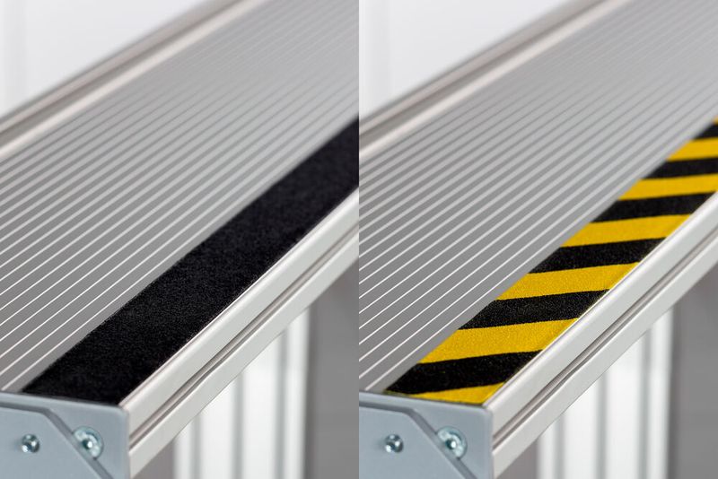 Zusätzliche Maßnahmen, wie Anti-Rutschbänder oder die farbliche Kennzeichnung von Stufenkanten, erhöhen die Sicherheit von Treppen. (Bild: item Industrietechnik GmbH)