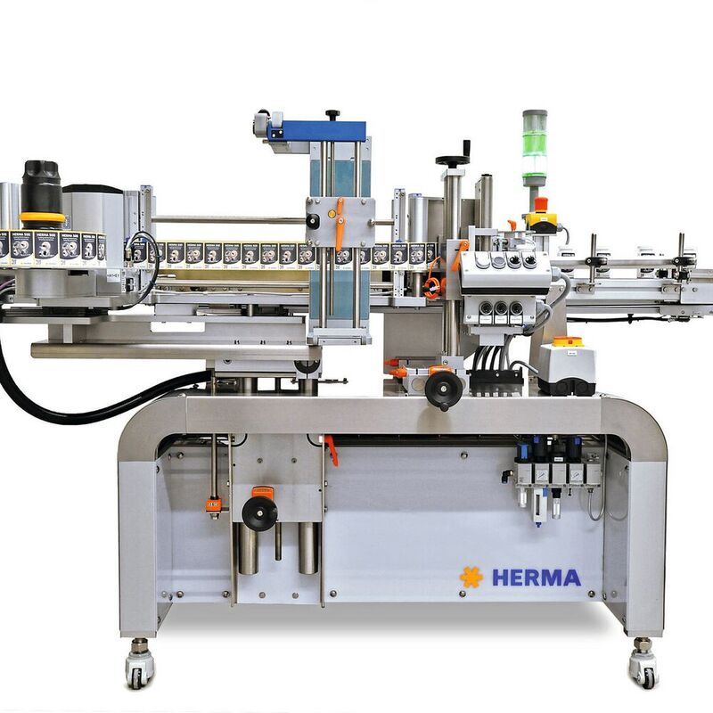 Charakteristisch für das neue Clean Design der Herma-Etikettiermaschinen, hier die 152C, ist das verkleidete Maschinengestell mit den abgerundeten Kanten.