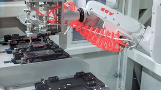 Der Schweizer Konzern ABB freut sich über einen hohen Auftragseingang im zweiten Quartal 2022, nachdem schon das erste gut verlaufen ist. Die Nachfrage nach Robotern sei nämlich hoch. (Bild: ABB)