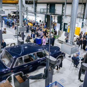 Zur Eröffnung der neuen „heiligen Hallen“ waren zahlreiche Gäste geladen. Sie erhielten einen einmaligen Blick hinter die Kulissen und konnten sich mit Mitarbeitern austauschen, die bis zu später Stunde bereitwillig Auskunft über ihren Job im Center gaben.(Bild:  Mercedes-Benz Heritage)