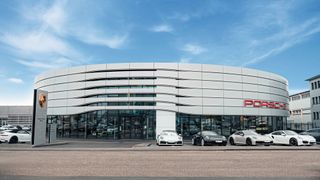 Nach nur 15 Monaten Umbauzeit konnte das Porsche-Zentrum Koblenz im Frühjahr 2024 wieder eröffnet werden. (Bild: Löhr & Becker)