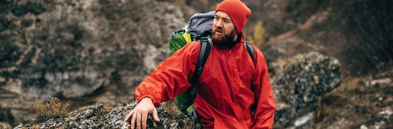 Abb.1: Beim Kauf von Outdoorkleidung kann man heutzutage auf die Bezeichnung „PFOA-frei“ stoßen Abb.1: Beim Kauf von Outdoorkleidung kann man heutzutage auf die Bezeichnung „PFOA-frei“ stoßen