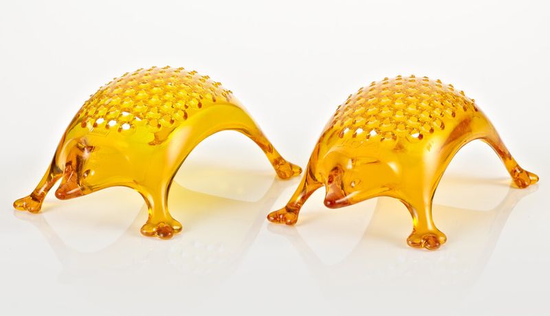 Koziol ist gleich in zwei Fällen betroffen. Einmal mit der Käsereibe Kasimir. Links das Original der Koziol »ideas for friends GmbH, Erbach, Deutschland; rechts Plagiat: Öz Plastik, Türkei. (Bild: Plagiarius e.V.)