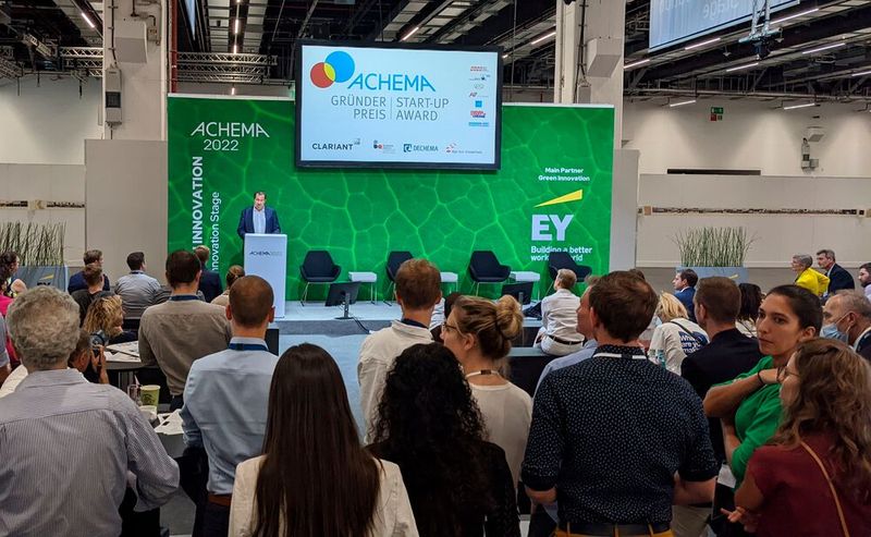 Andreas Förster, Geschäftsführer der Dechema, startet die Preisverleihung und betont die thematische Breite der Sieger. (Bild: Ernhofer/PROCESS)