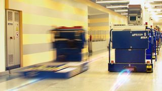 Die Paul Vahle GmbH & Co. KG präsentiert auf der Logimat ein flexibles Szenario für fahrerlose Transportsysteme (FTS). Im Bild ein FTS bei Siemens Nixdorf in Paderborn. (Bild: Vahle)
