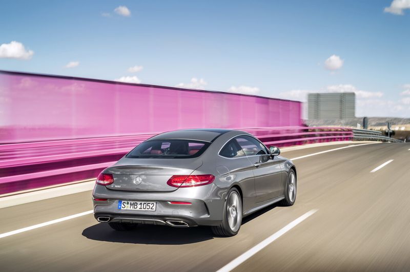 Die ohnehin hervorragende Lenkung der C-Klasse wurde für das Coupé weiter optimiert. (Foto: Daimler)