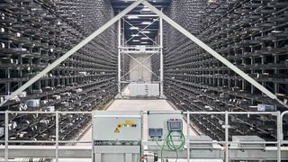 Zentral: Das mit zwei Regalbediengeräten arbeitende Warenlager versorgt die Fertigung und den Warenausgang.   (Bild: Thomas Hary)