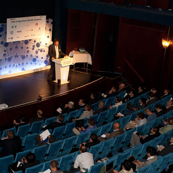 Edle Kulisse für Keynotes: Die Veranstalter des SDN & OpenFlow World Congress 2013 hatten auch das Kurtheater gebucht. (Bild: Srocke)