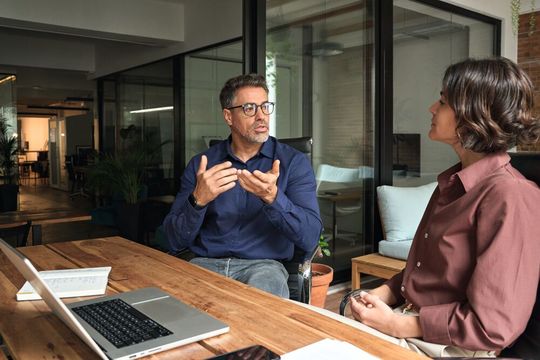 Für schwierige Gesprächssituationen hilft es, zielführende Formulierungen und passende Sätze parat zu haben.(Bild:  insta_photos - stock.adobe.com)