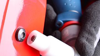 Die Umhüllung der Covertec-Werkzeuge schützt bei der Montage vor Oberflächenbeschädigungen. (Foto: Ekatec)