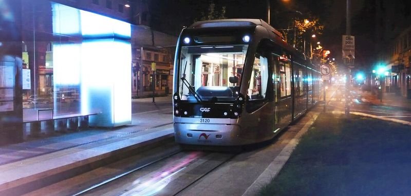 Mit dem weltweit ersten Unterbodenlademodul AEC 100 N sollen sich elektrische Citytrams an Haltestellen sicher und effektiv laden lassen. Diese Neuentwicklung stellt Vahle auf der Innotrans in Berlin aus.(Bild:  Vahle)