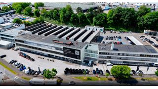 Die Mercedes-Benz-Niederlassung Wuppertal (im Bild der Hauptbetrieb an der Varresbecker Straße) gehört ab Oktober zur Lueg-Gruppe. (Bild: Ernst & Young )