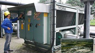 Norbert Holle, Projektleiter Kälteanlagen bei Alunorf, bei der Überprüfung der Betriebsdrücke nach der Umrüstung der Kälteanlage für die Warmwalzstraße auf das ozonunschädliche Kältemittel Isceon MO29.  (Foto: Dupont)