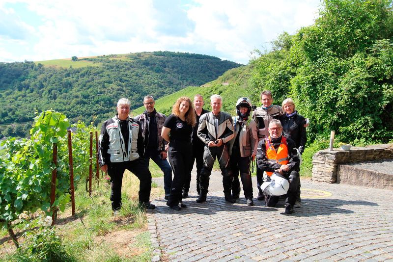 Gruppe Weißburgunder am zweiten Tourtag: (v. l.) Guido Klenner, Norbert Groß, Anna Klenner, Helmut Heptner, Achim Heisler, Claudia Knoll, Heiko Schrader, Günther Knoll und Erika Fölling (Bild: Vogel IT-Medien GmbH et al.)