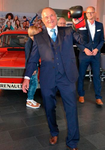 Man weiß nie, wann man ihn braucht: Gotthard König bekam von Axel Schulz einen Boxhandschuh überreicht. (Hiemann)
