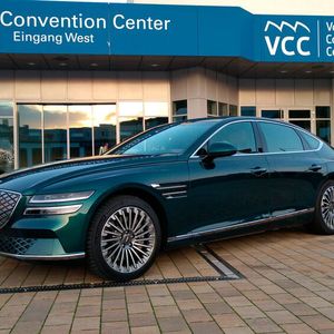 1. Das Auto ist ein Blickfang: Auf dem Parkplatz, an der Ampel, beim Fahren – der vom früheren Bentley-Designchef Luc Donkerwolke designte G80 Electrified kann dessen Vergangenheit nicht verleugnen und fällt mit seinem hochwertigen, eigenständigen Design positiv auf.(Bild:  Thomas Günnel/Automobil Industrie)