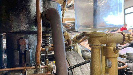 Der Ottomotor mit zwei in Reihe stehend angeordneten Zylindern und 764 cm³ Hubraum. Seine Einlassventile sind ungesteuerte Schnüffelventile, die beim Ansaugen automatisch vom Unterdruck im Zylinder geöffnet werden. Die Auslassventile werden mechanisch gesteuert.(Bild:  TÜV Thüringen)